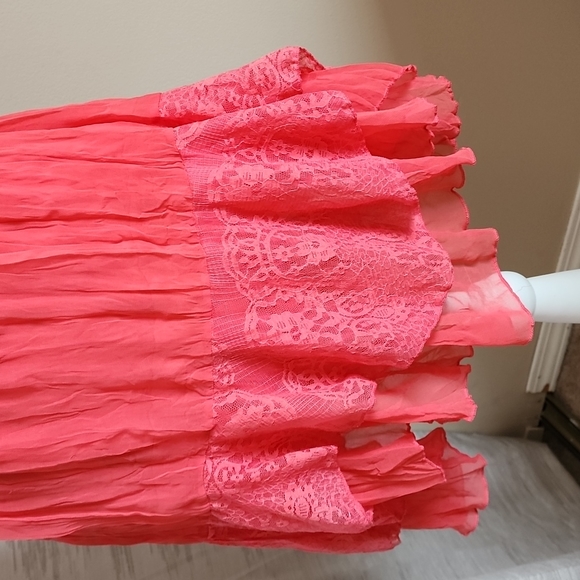 Love Point Dress - Picture 2 of 6